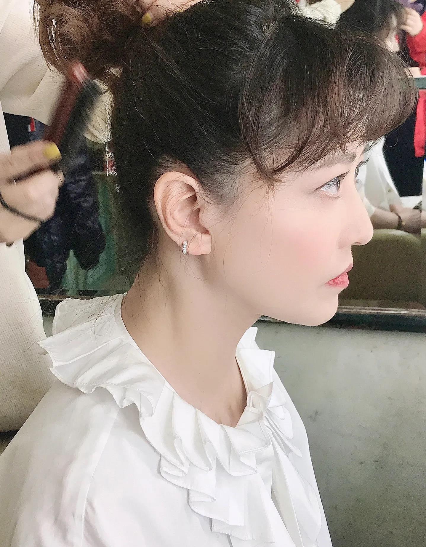 原创想不到女神周海媚小时候也是个淘气丫头她不结婚也没有孩子