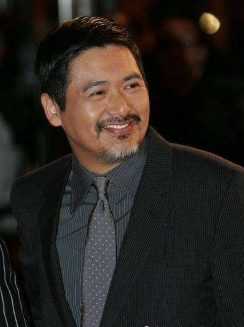 原创周润发老了成龙老了赵本山也老了只有他65岁还像个小伙子