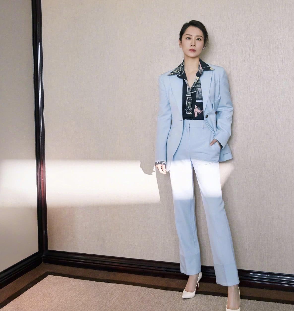 原创海清低调现身机场穿牛仔裤格纹衬衫朴素减龄保养好不像43岁