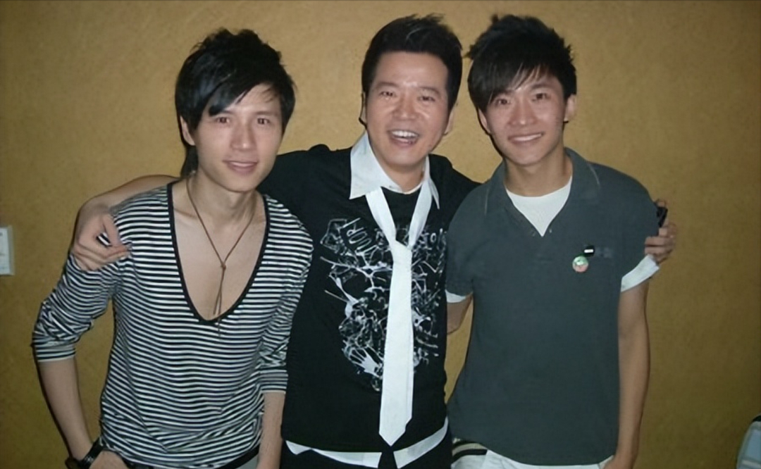 央视主持人边策被朋友出卖从8楼一跃而下留下老母亲独自悲伤