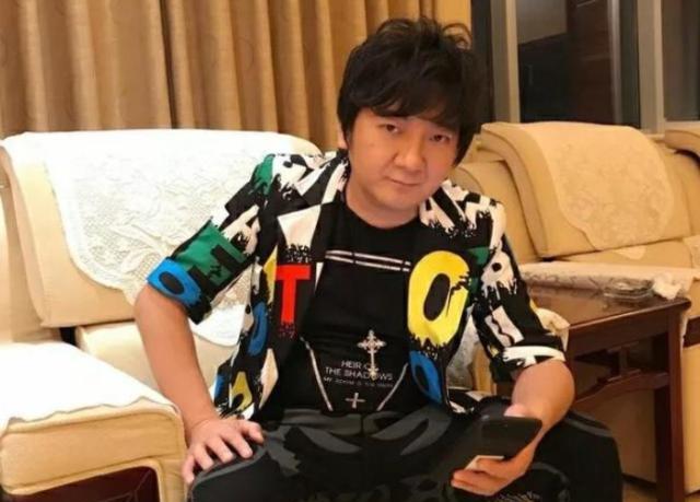 买劳斯莱斯开出租车,车主非常眼熟,网友:一首歌吃一辈子!