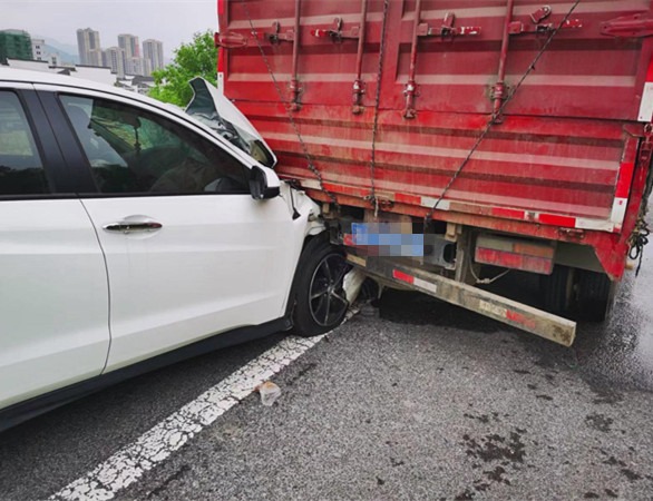 岳陽高速警事小車駕駛人打瞌睡追尾前方貨車釀事故