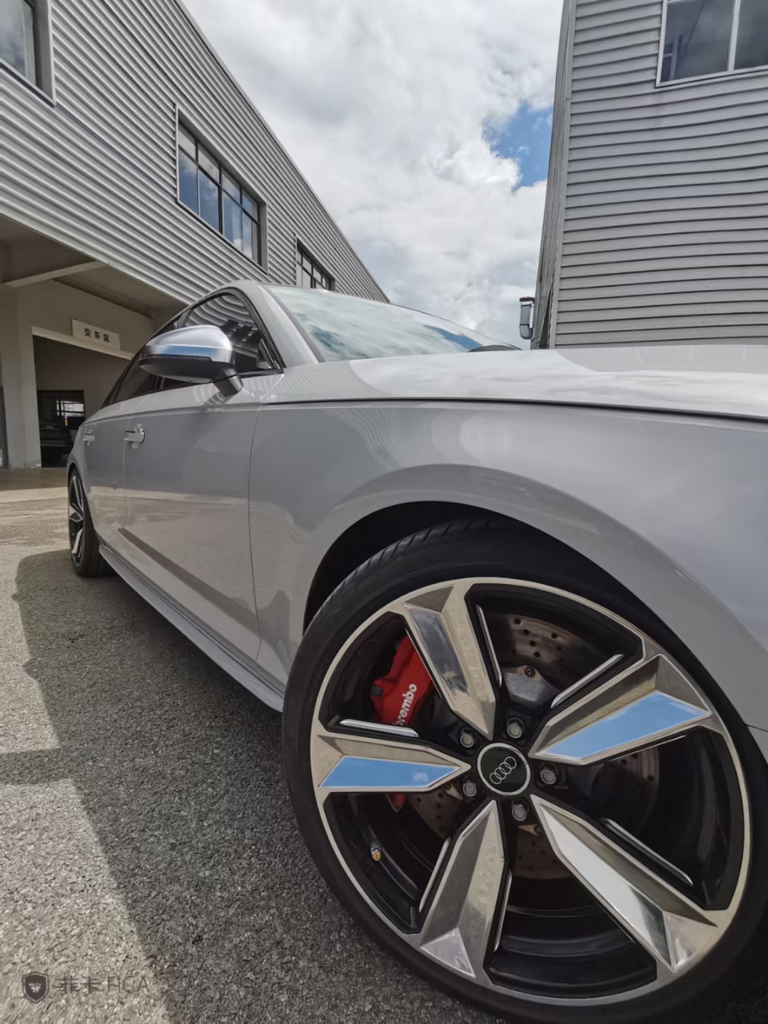 奥迪a4菲卡改色膜超亮水晶战舰灰