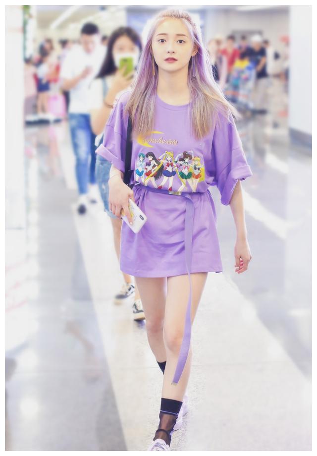 周洁琼又换新发色,紫色长发时髦清新,搭配同色t恤裙显白更显瘦