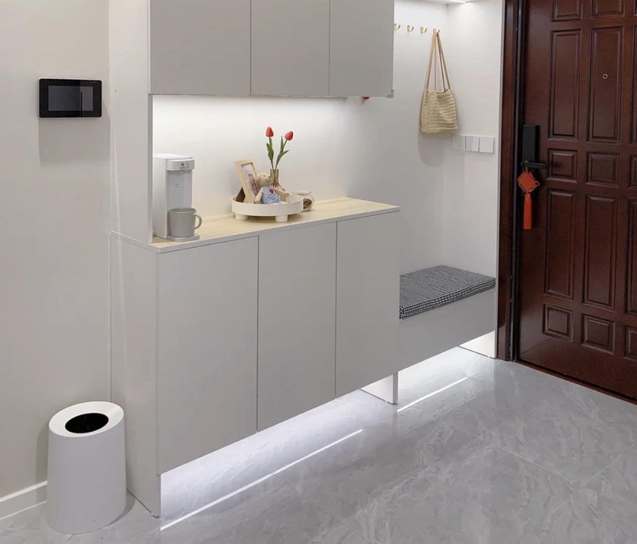 鞋柜下面也存在同样的问题,除了反光的问题外,还把地面的灰尘,脏鞋照