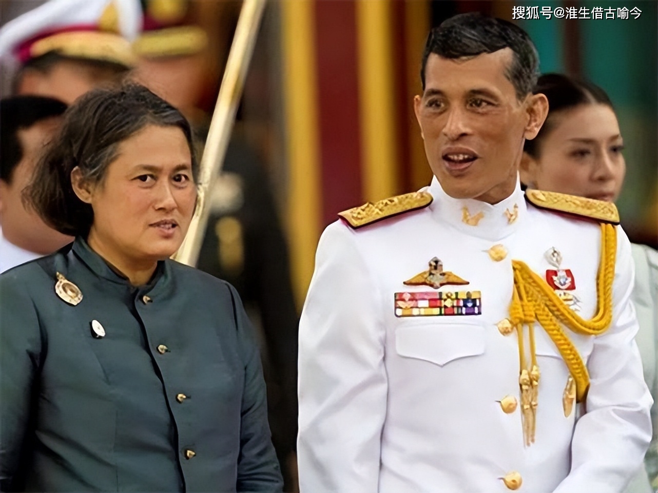 原创泰国公主诗琳通好洋气年轻穿紫衣有气质现穿印花旗袍配高跟鞋