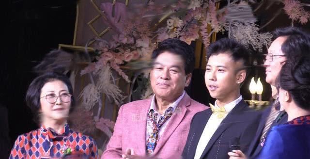 朱青阳的婚礼还有另外一个主角,就是自己的女儿,恰好也是过周岁生日