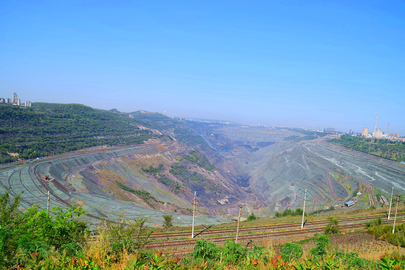 55米厚的煤层开采了118年,中国第一露天煤矿,现在成什么样了?