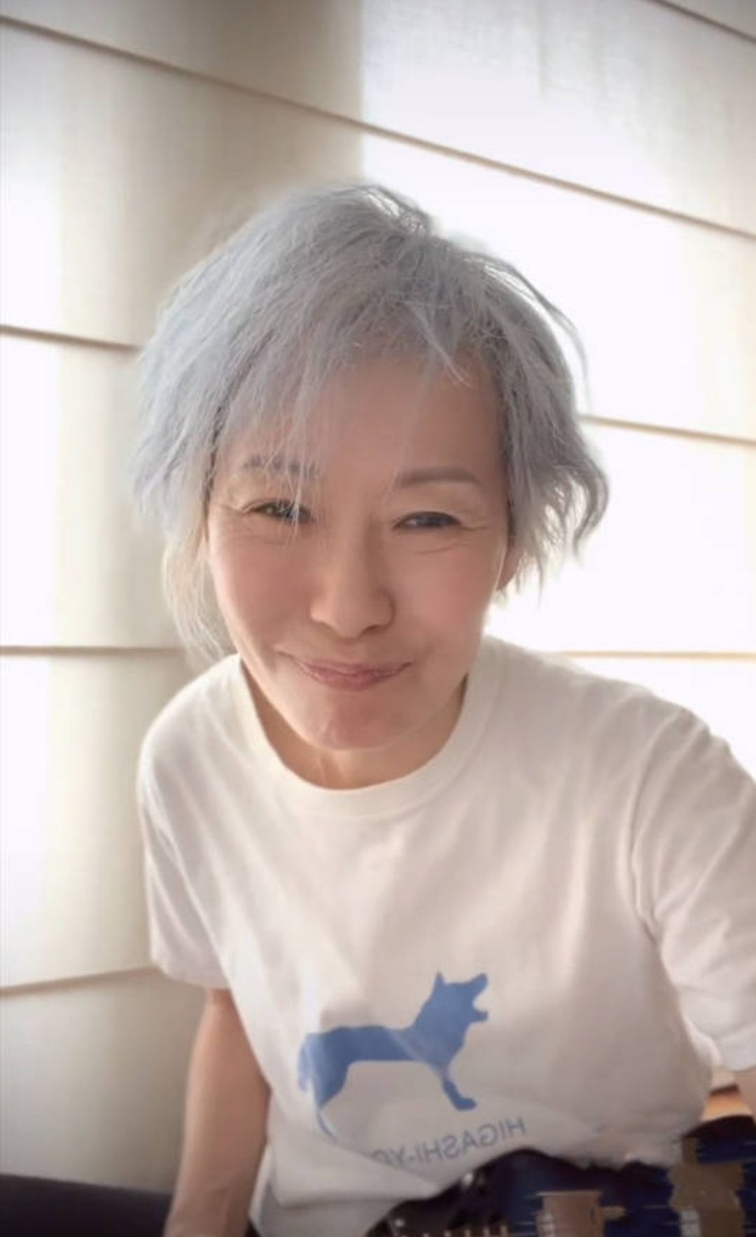 原创叶童突然就变老了素颜出镜满头白发也不染穿白t气质依然高级