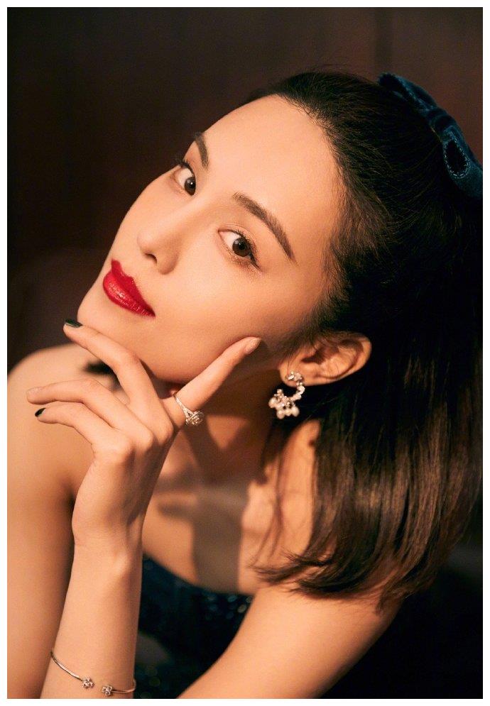 原创韩丹彤深蓝色抹胸星空裙搭配蝴蝶结发带俏皮唯美复古璀璨