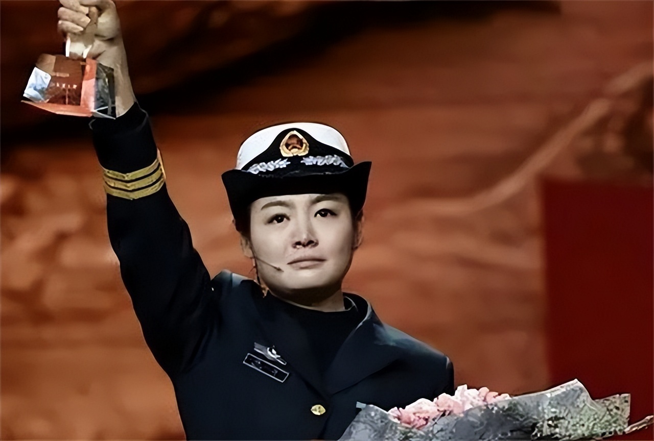 原创16年航母飞行员张超牺牲女儿仅2岁空姐妻子继承夫志应征入伍