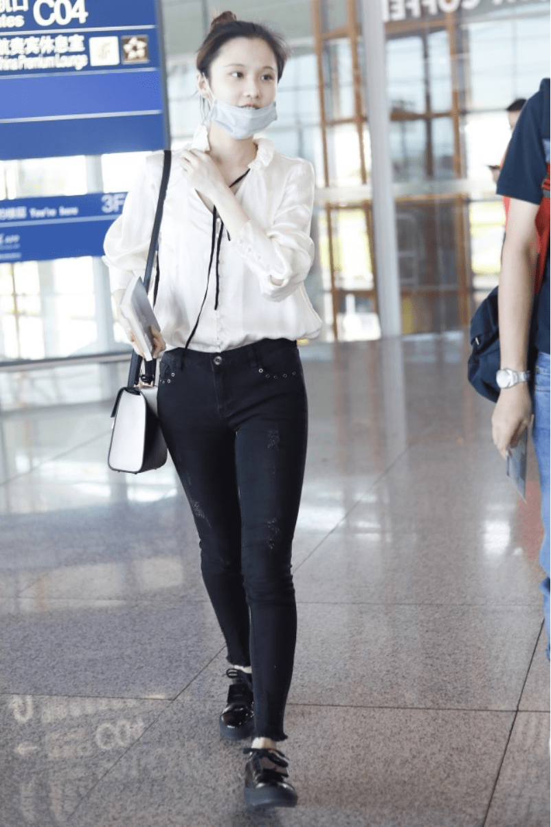 原创张慧雯这清纯的气质拿捏得真到位穿衬衫像邻家小妹妹笑容也甜