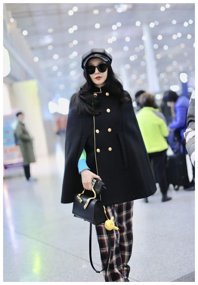 范冰冰真会"作妖",穿红色连衣裙配红色手套,不俗反而很高级_穿着_造型