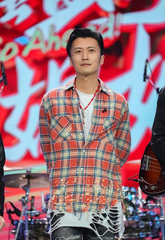谢霆锋和王俊凯同台走秀,穿一套乞丐装很时髦,40岁不显老!