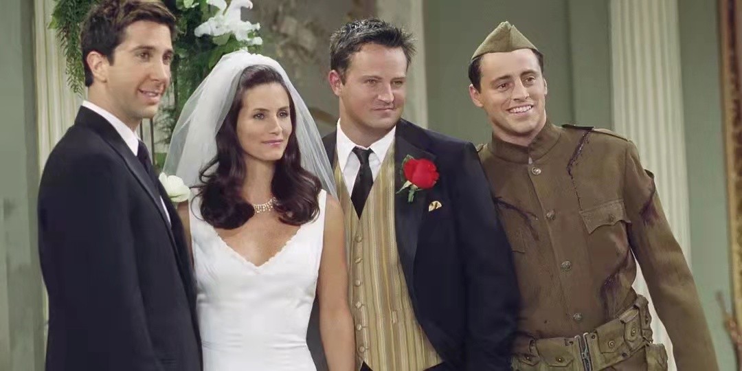 原创52岁老友记钱德勒变油腻大叔头发灰白挺大肚网友别糟蹋自己