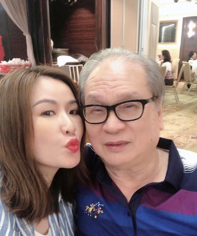 张文慈晒出与爸爸昔日合影,希望老人家身体健康,嘱咐爸爸要好好照顾
