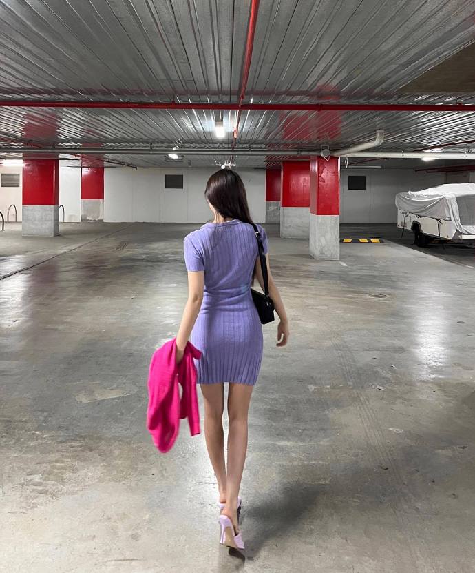 原创tara孝敏恰到好处的v领修身裙纤细长腿34岁婀娜多姿的身材