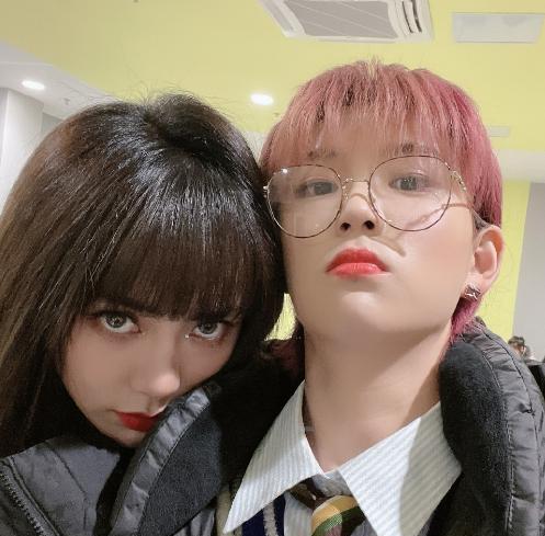 陆柯燃晒the9合照,和别人拍是正经脸,唯独和她活泼