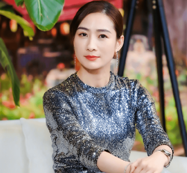 陶盺然晒女儿跳舞照5岁核桃变化大褪去婴儿肥长成苗条小淑女