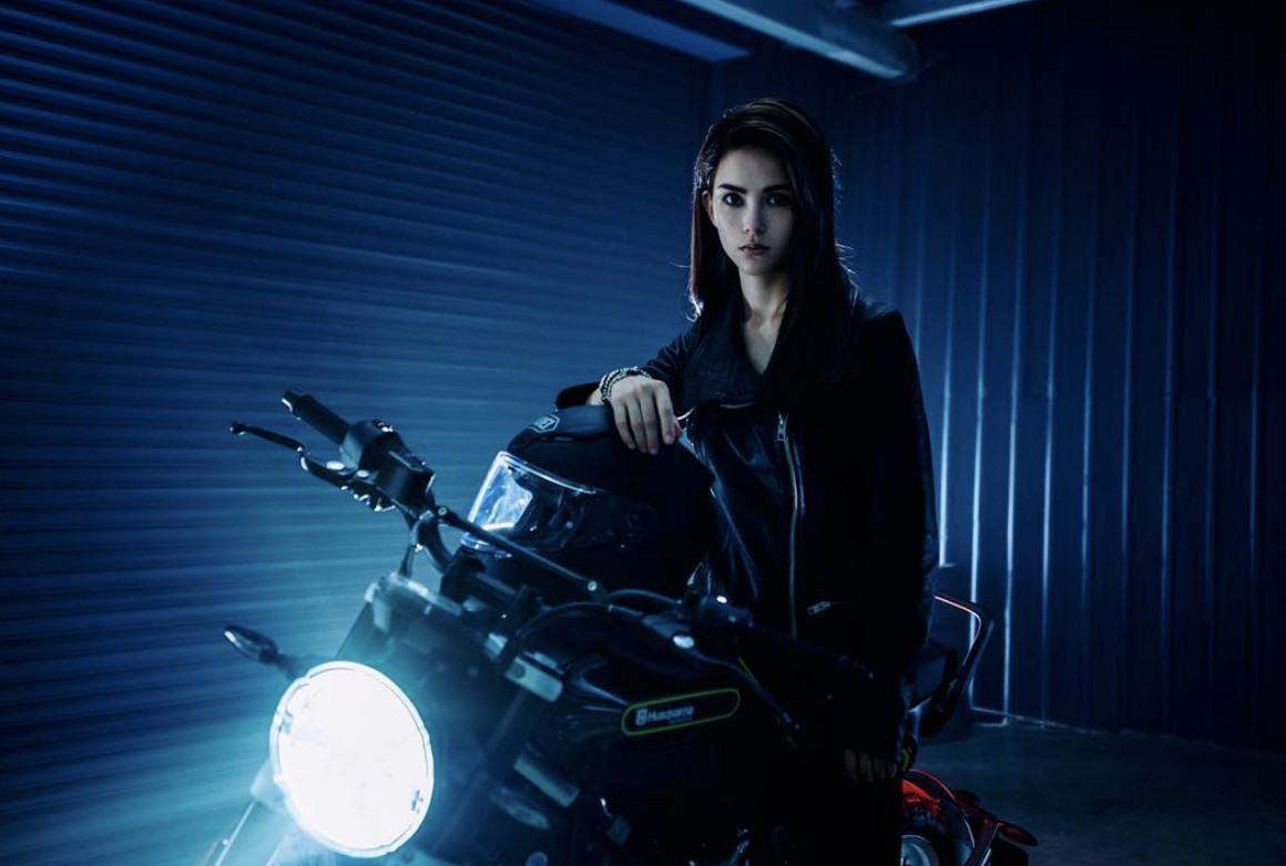 《叱咤风云》昆凌暗黑皮衣甩甜美风!