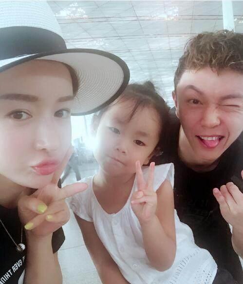 两人还曾晒出一家三口出去游玩的照片,照片中的小糖豆看上去十分乖巧