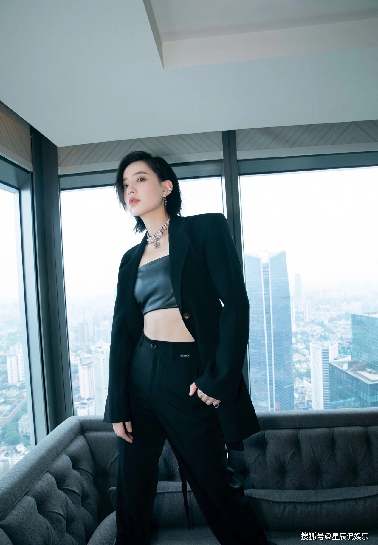 李斯丹妮才是真正"西装控,亮片元素玩到手软,不显胖还很神秘_效果