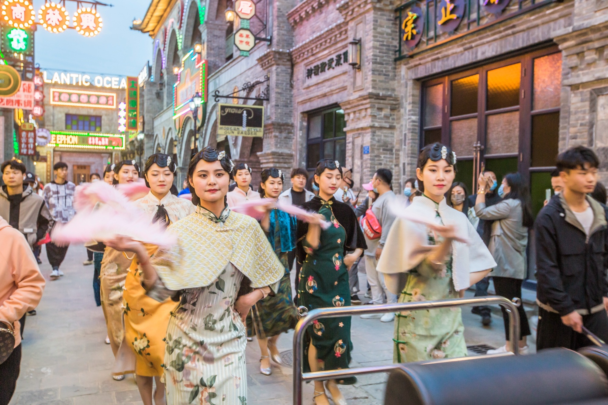 夜晚降临,走入旧时夜总会,上世纪20,30年代的乐曲充满各个角落,人们