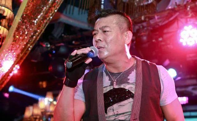 近日,有网民曝光了一段吴毅将在酒吧登台商演的视频,片中的他身穿黑色