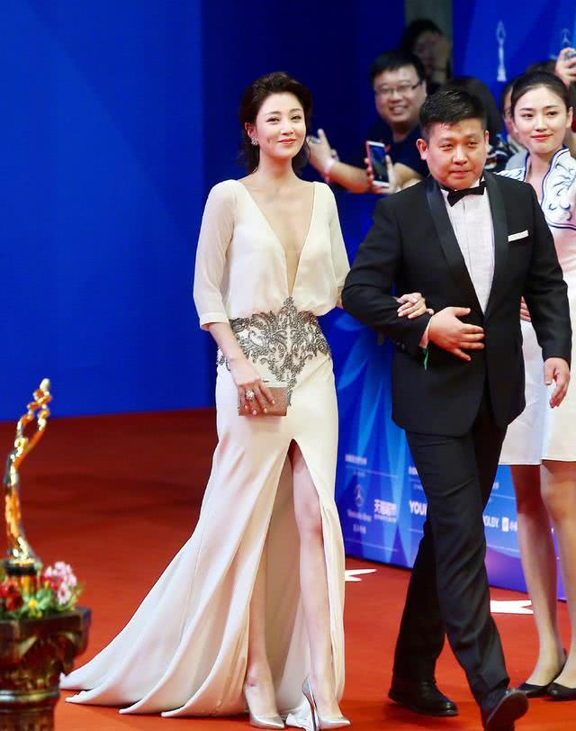 原创41岁殷桃太惊艳一身朴素难掩好身材笑对镜头懒理谣言