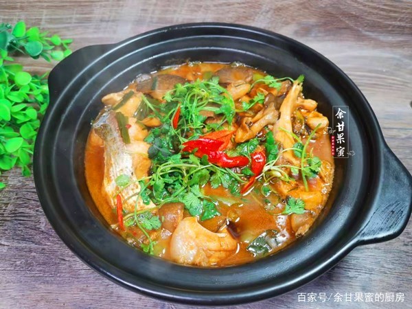 两种食材煲一锅,咸鲜味美,暖胃又下饭,简单几步就上桌_鲢鱼_鱼肉_辣椒