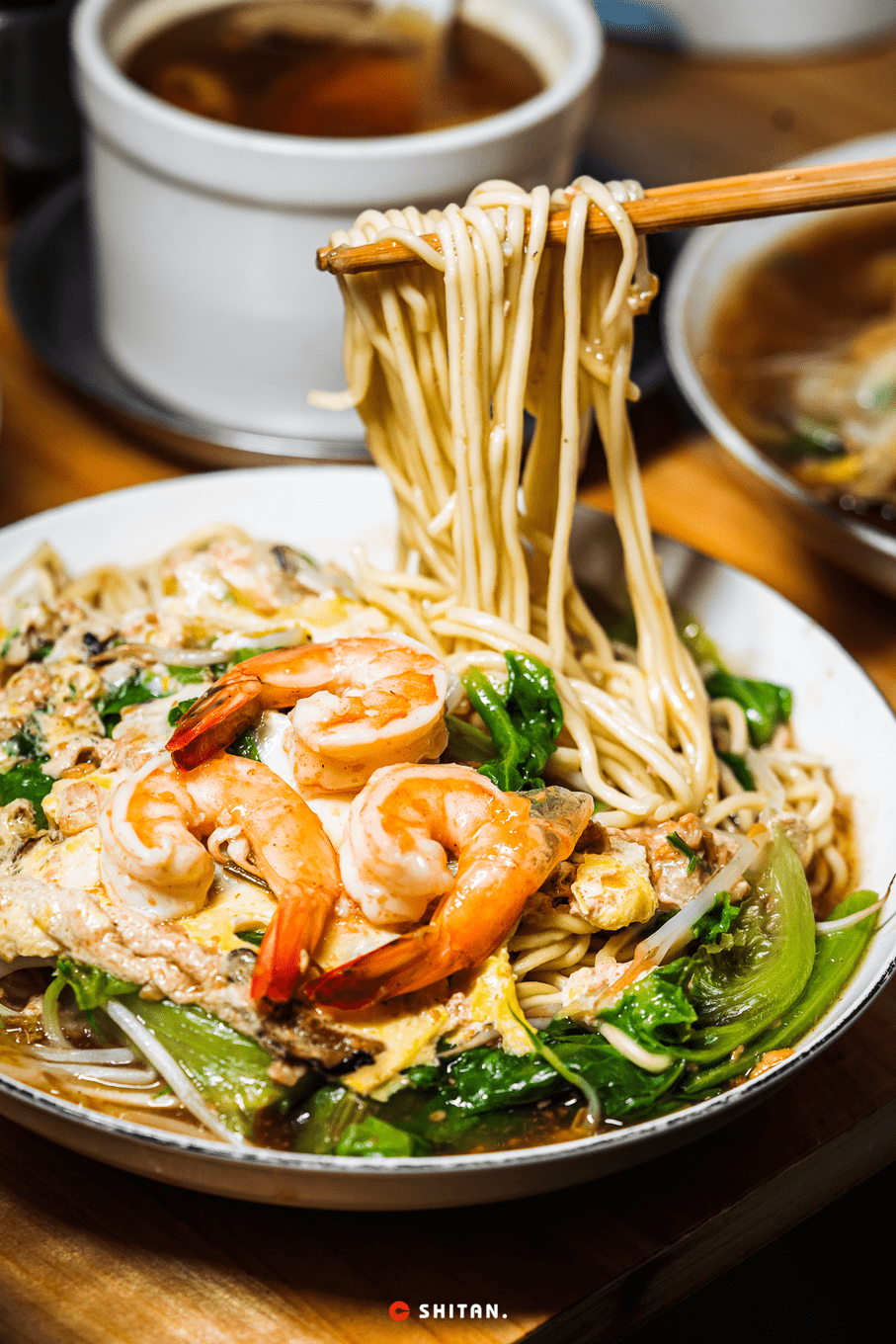 趁肚子里还留有一点点的位置,尝了肠粉加面和蒸面,手工面 卤汁的搭配