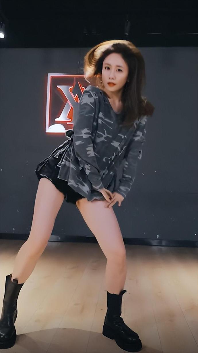 原创40岁刘芸露大长腿热舞摆臀扭腰姿势性感大力甩头发丝飞扬