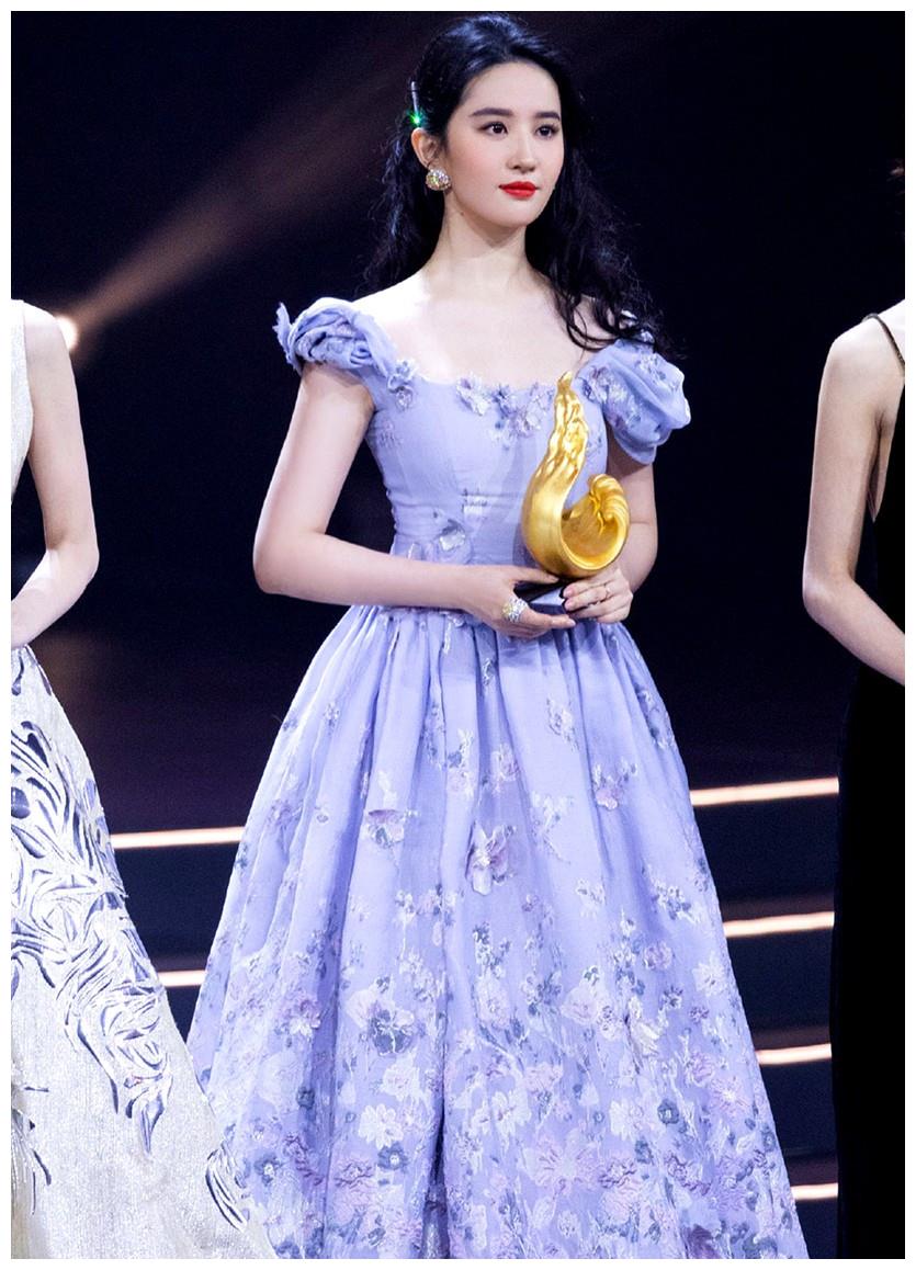 原创神仙姐姐刘亦菲再度归来身穿蓝色公主裙气质不减当年