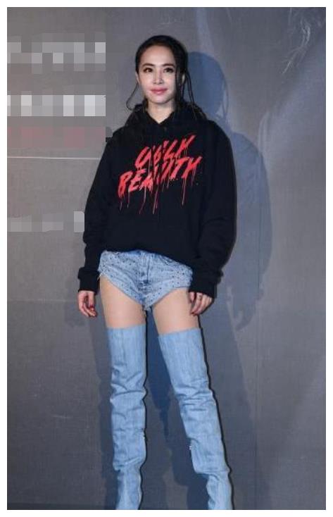 虽然卫衣和裤衩一般都是非常时尚的搭配,但蔡依林的这个造型更时尚的