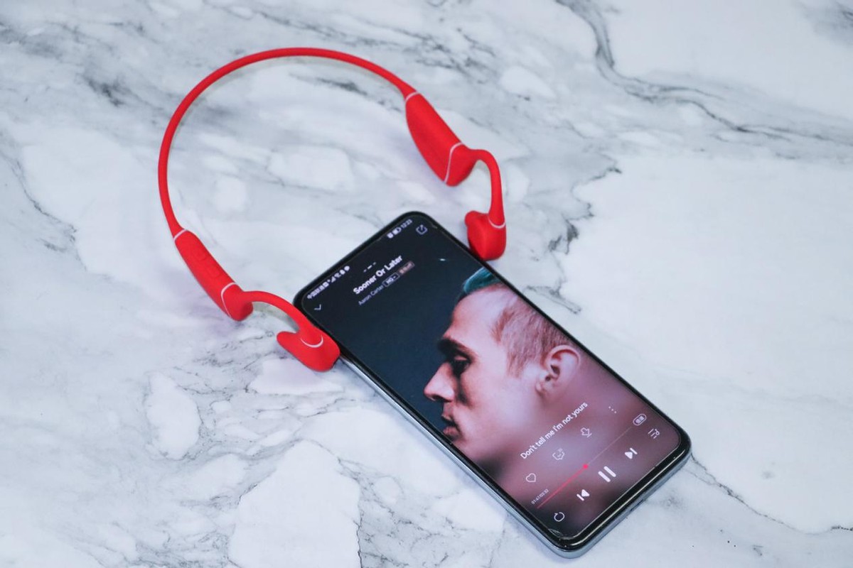 油耳朵适合入耳式耳机吗骨传导耳机才是最好选择