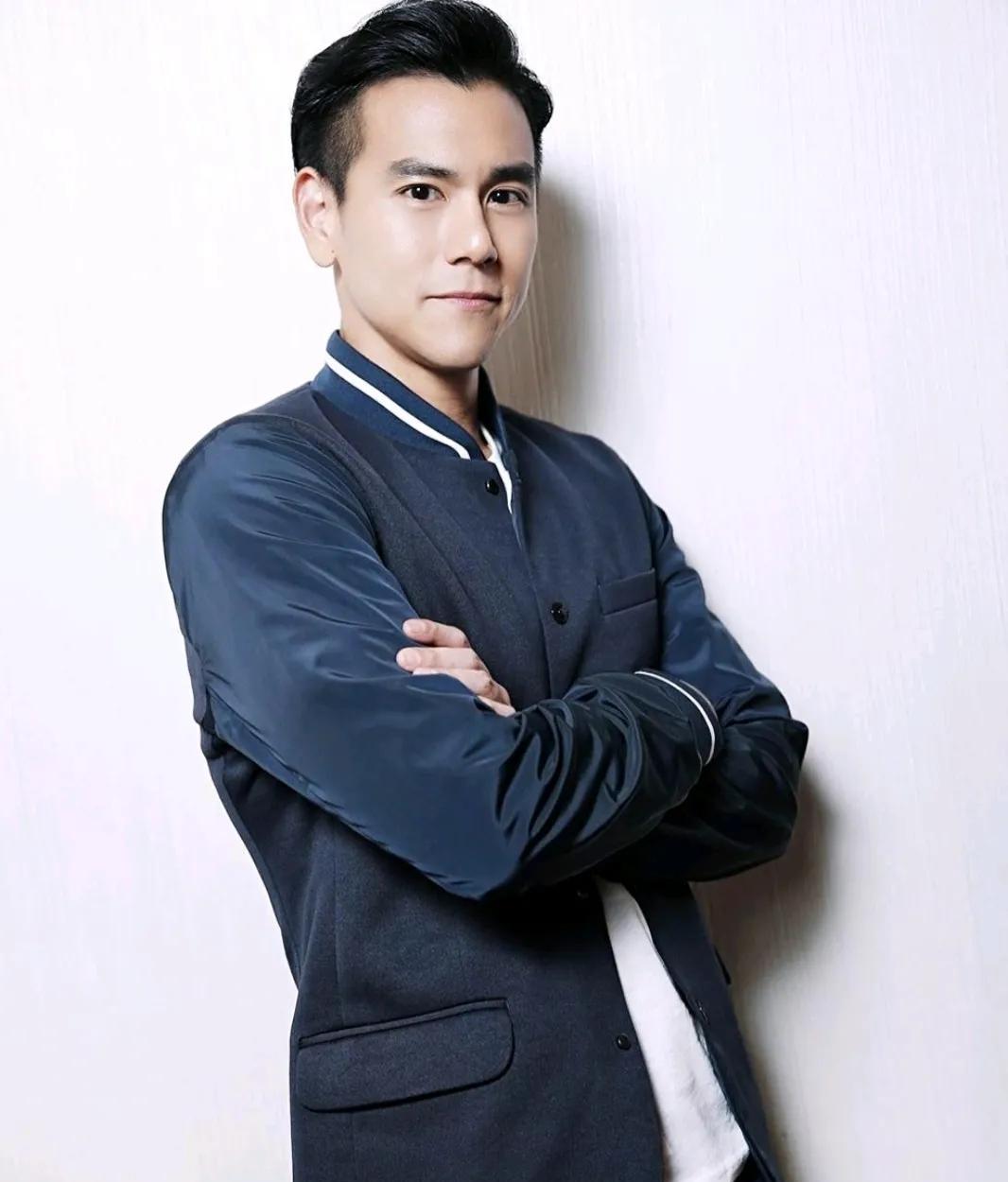 彭于晏深夜登顶热搜,被曝连夜乘机离开上海,穿着朴素背大包行李