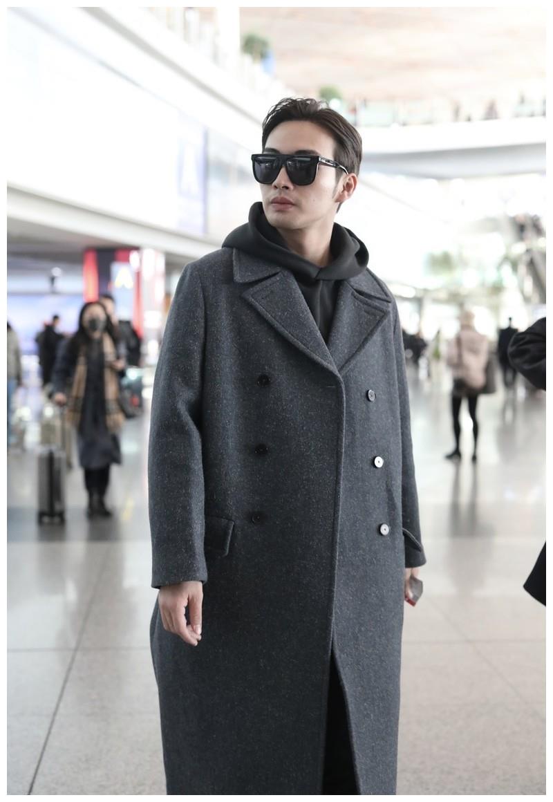 张彬彬走机场,灰色配黑色尽显成熟男人味,这才是真正的型男