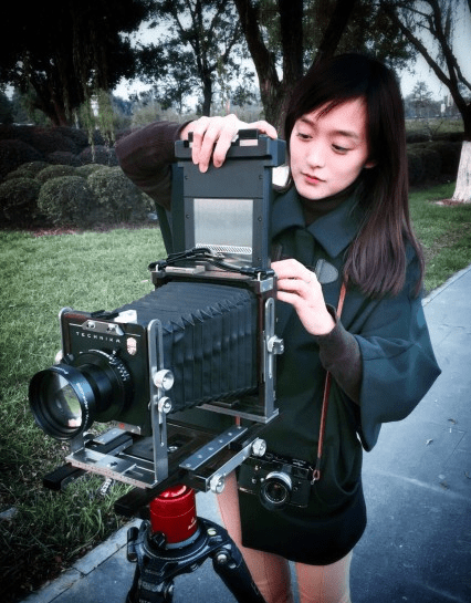 她被赞是"小周迅",巅峰期一年播6部戏,从女主变配角越混越差_何泓姗