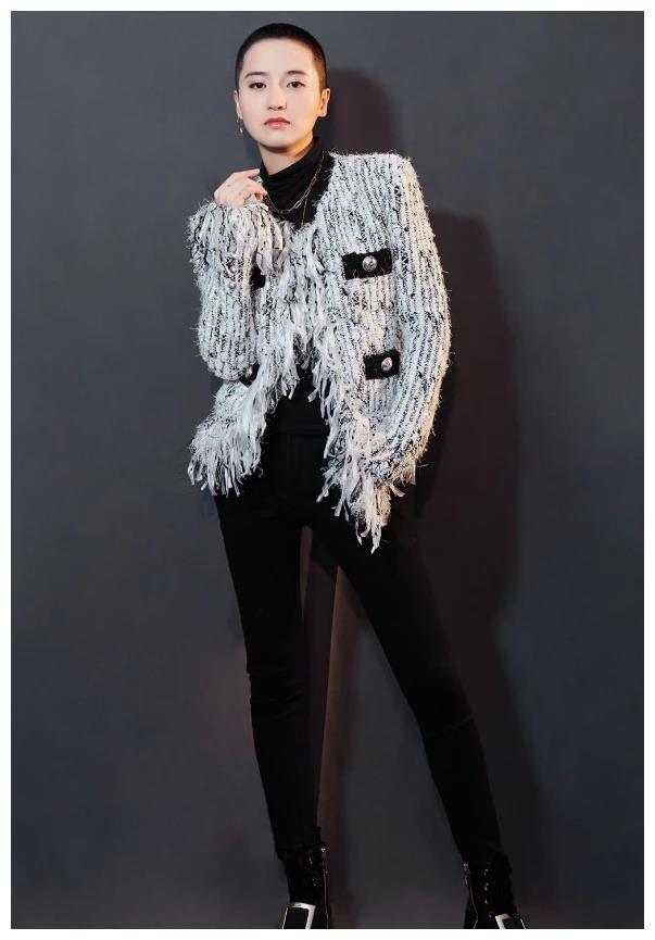 她是《我们的歌》里的寸头美女,穿一件羽毛外套,美成白天鹅_衣服_黑色