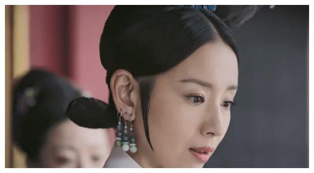 她是哲闵皇贵妃的富察. 富察和干隆的原付皇后是姓氏,但没有血缘关系.