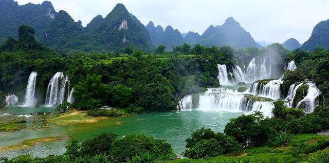 亚洲最大的跨国瀑布：水量是黄果树瀑布的三倍，堪称人间奇观