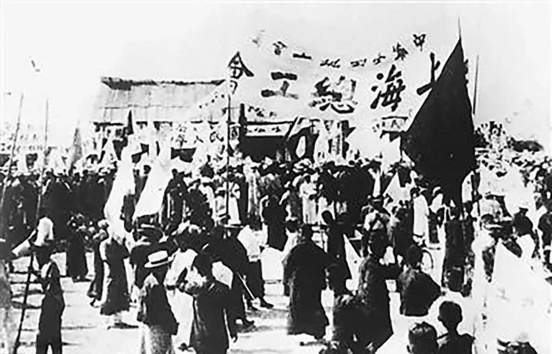 1925年5月30日,五卅运动爆发,袁殊作为学校的学生代表,也参加了那次