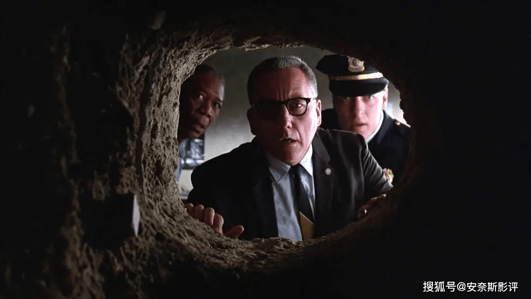 肖申克的救赎在监狱里囚禁的不仅仅是囚犯还有狱警的善心