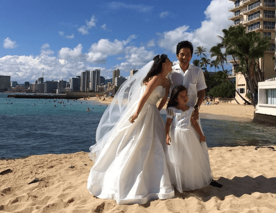 一家三口在海滩拍摄婚纱照的样子,着实令人羡慕不已.