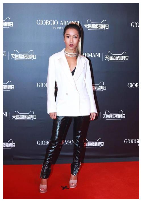 "黑珍珠"吉克隽逸穿男装亮相,一身白西装攻气十足,深v更迷人_造型