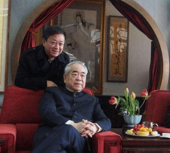 如今朱军,又有了新的身份,那就是一名画家和一位普通丈夫.