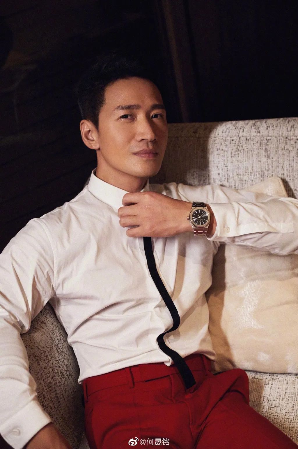 看周炜以前的照片还是个精神小伙,怎么一夜之间感觉就白了头发老了