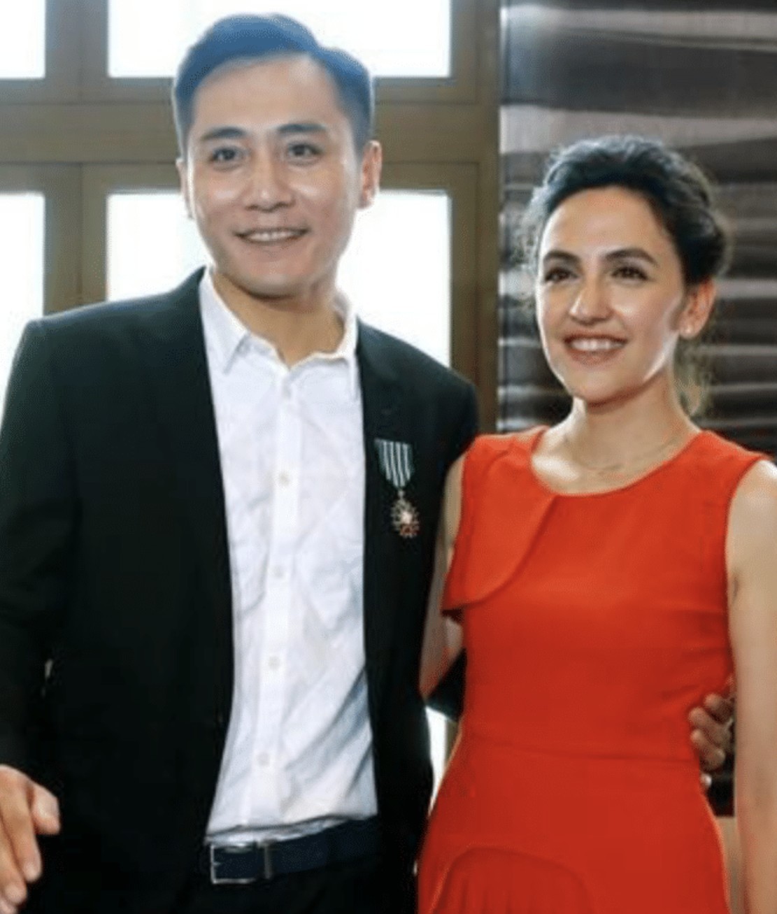 被吐槽显老的刘烨老婆,化起"欧美妆"之后,巨星既视感!_安娜_妻子_爸爸