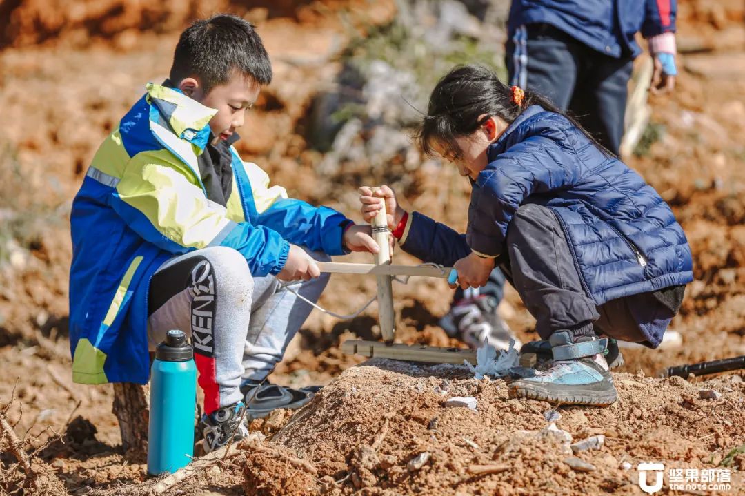 温州野外生存技能课钻木取火野外狩猎成为野外生存小达人
