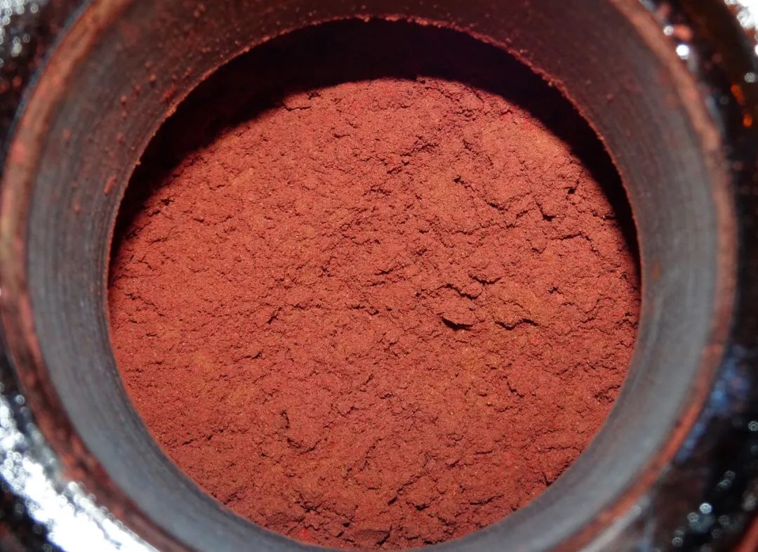 上图中的粉末,就是虾青素.